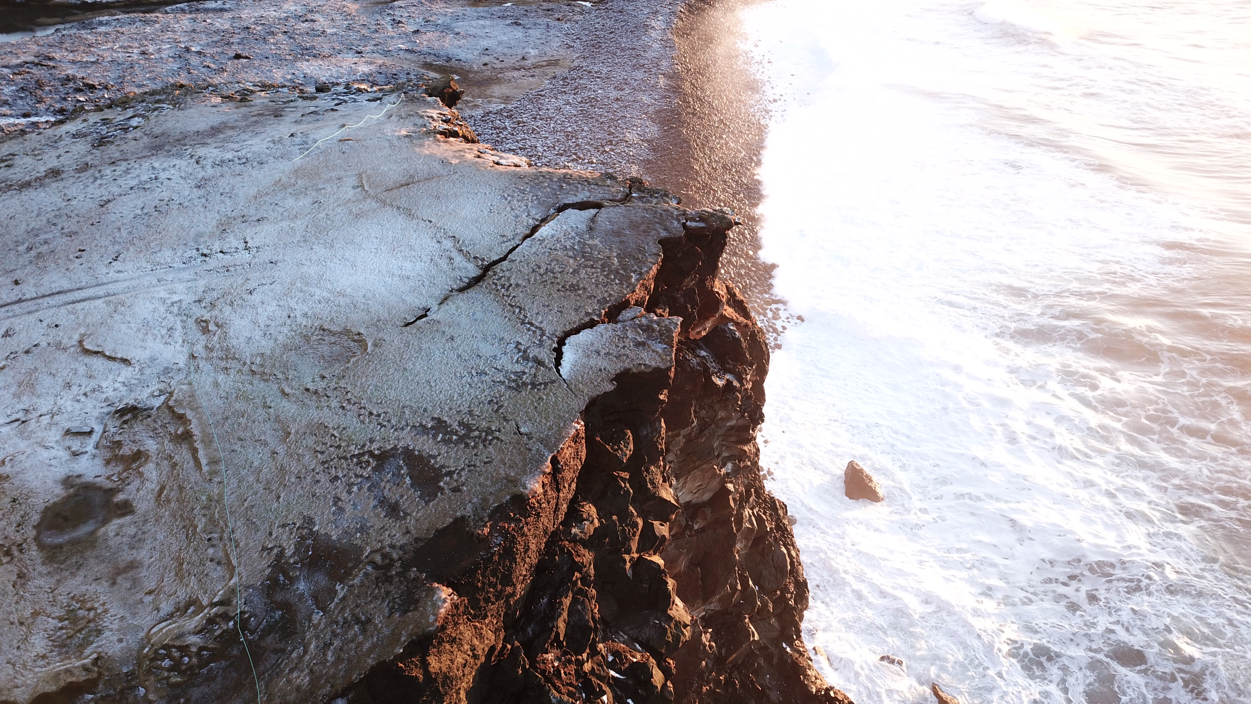 Miklar sprungur í Valahnúki