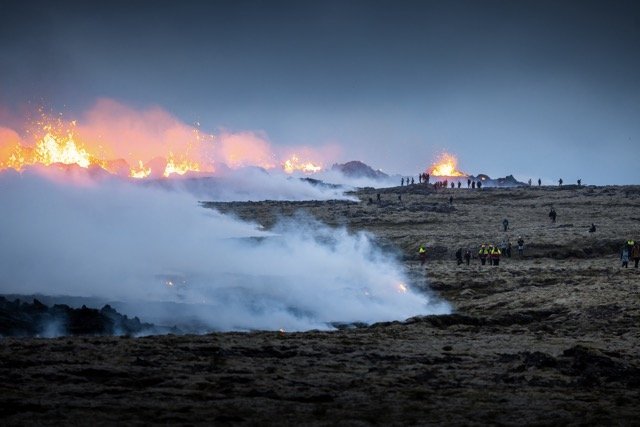 Hikers within the hazard zone Image: Thrainn Kolbeinsson