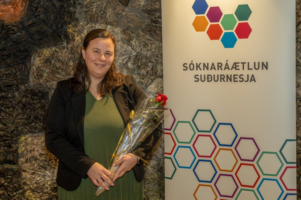 Sigrún Svafa Ólafsdóttir, verkefnastjóri fræðslumála hjá Reykjanes jarðvangi tók við styrknum.
Mynd…