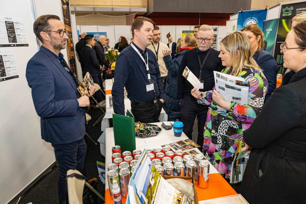 Lilja Alfreðsdóttir menningar- og ferðamálaráðherra er hér á tali við fulltrúa Konvin Hotel.