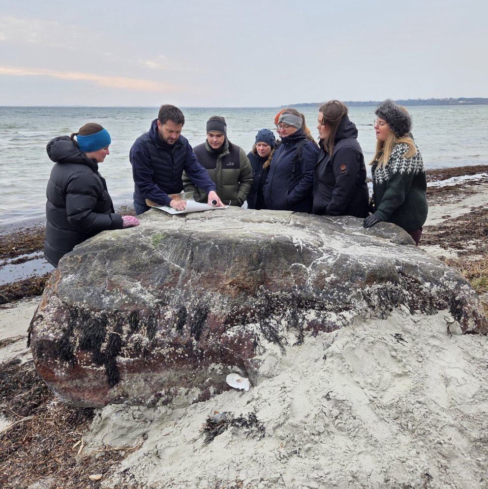 Jakob frá Odsherred jarðvangi sýnir hópnum nýjan jarðminjastað