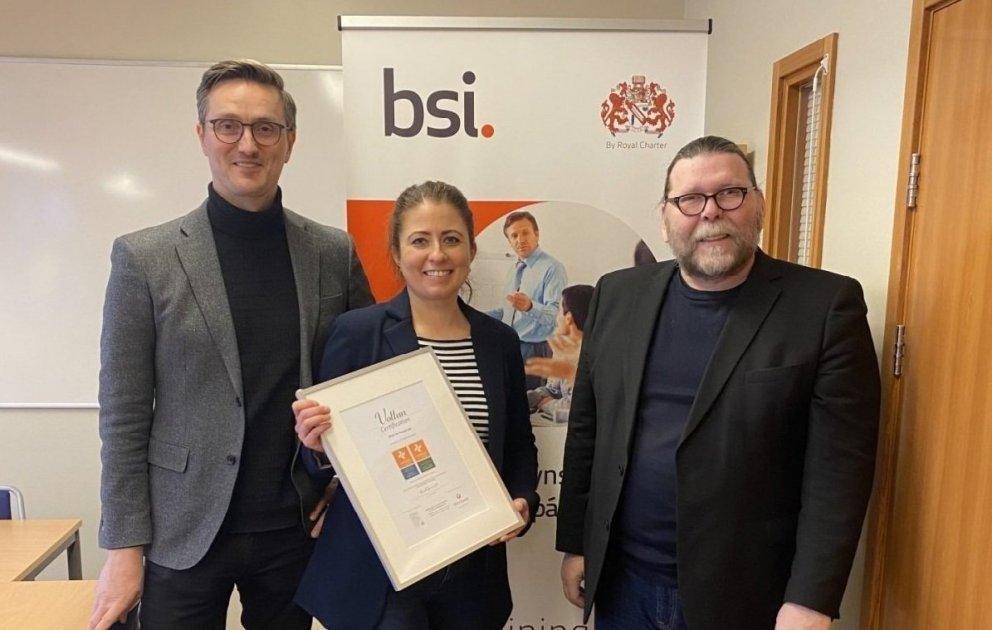 Sævar og Jónína frá Blue Car Rental og Ævar Einarsson frá skoðunarstofunni BSI á Íslandi