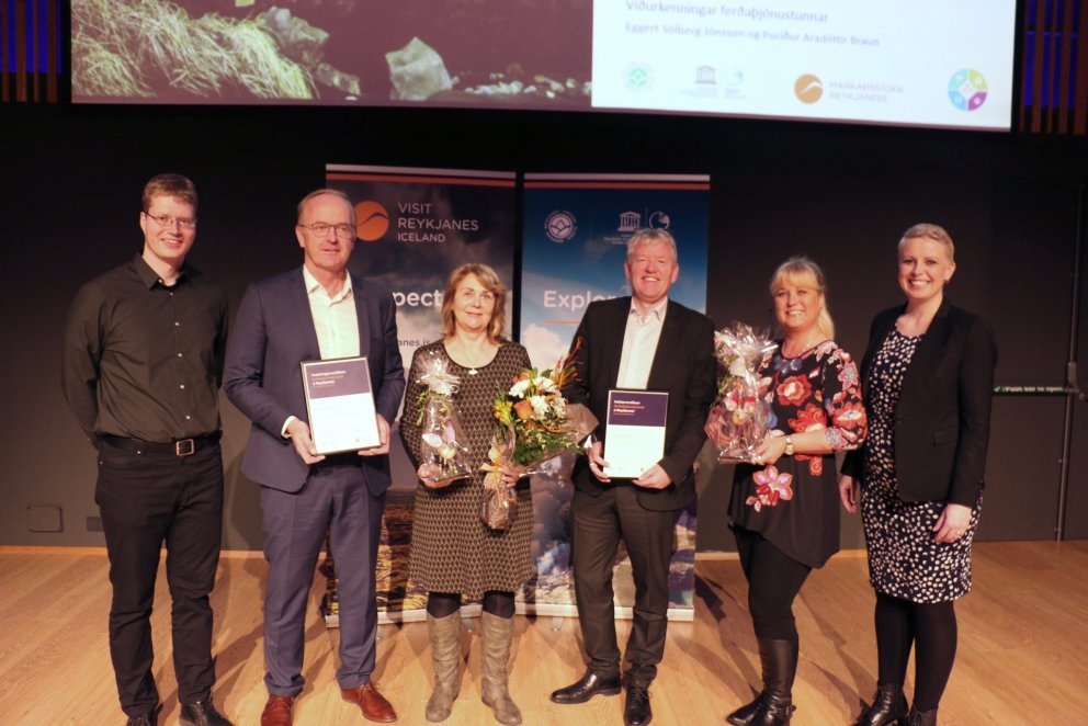 Eigendur Hótel Keflavík hlutu þakkarverðlaun á síðasta vetrarfundi.