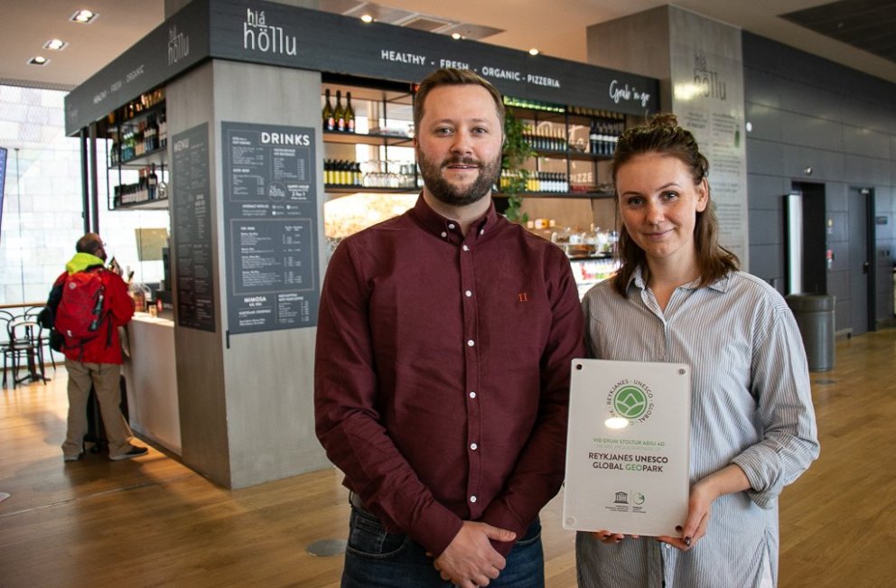 Daníel og Helga með Geopark-platta sem mun sóma sér vel upp á vegg  Hjá Höllu í Flugstöðinni.