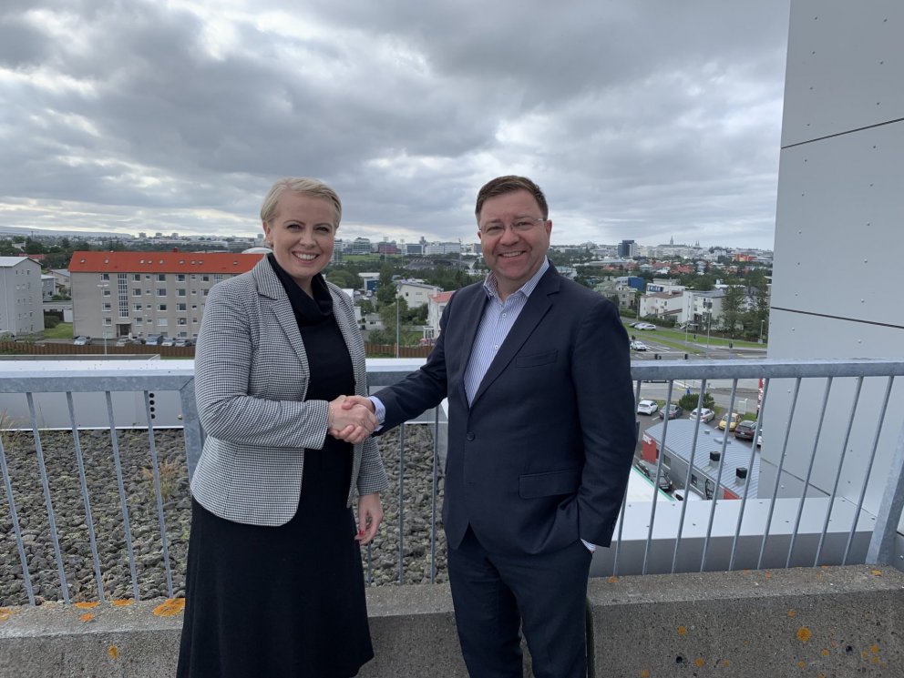 Mynd: Þuríður Aradóttir Braun hjá Markaðsstofu Reykjaness og Pétur Óskarsson handsala samninginn