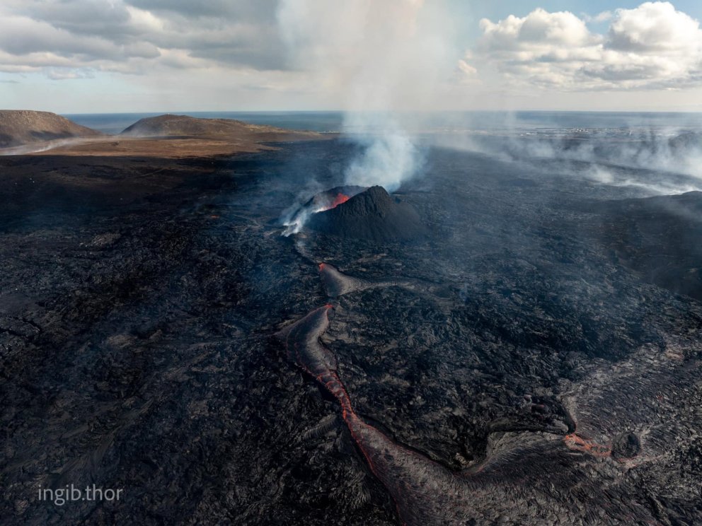 The remaining crater erupting in Sundhnúksgígar. Image by Ingibergur Thor.