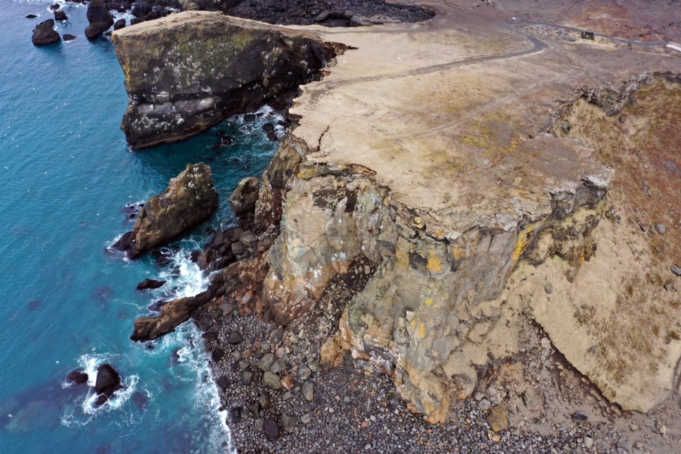 Greinilega má sjá sprungumyndum í berginu á Valahnúk.