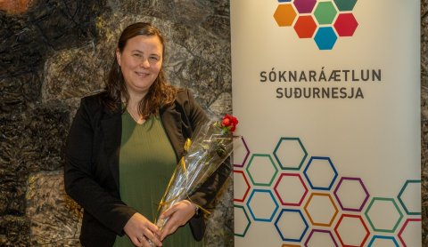 Sigrún Svafa Ólafsdóttir, verkefnastjóri fræðslumála hjá Reykjanes jarðvangi tók við styrknum.
Mynd&hellip;