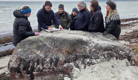 Jakob frá Odsherred jarðvangi sýnir hópnum nýjan jarðminjastað