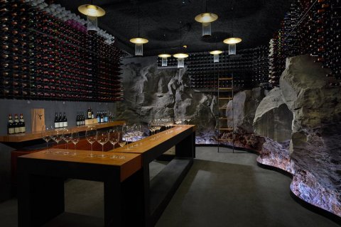 Hér má gæða sér á víni úr einstökum hraunkjallaranum, sem hafði verið í frosti síðan 1226.