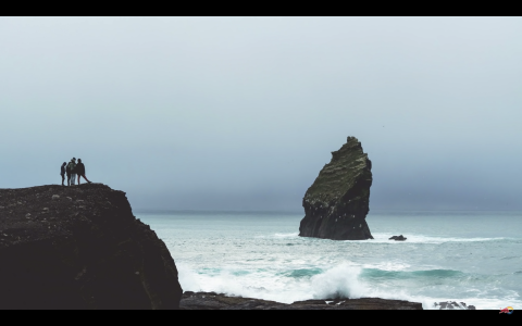 Surfarar virða fyrir sér Karlinn.